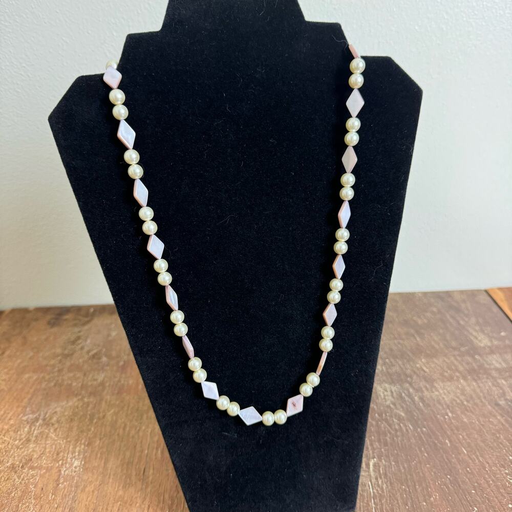 Vintage 1980s 1990s White Pearl &‎ Pink Genuine Stone Bead necklace